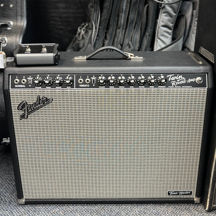 USED Fender Tone Master Twin Reverb 2 x 12-inch 200-watt Combo Amp w/ Footswitch and Cover