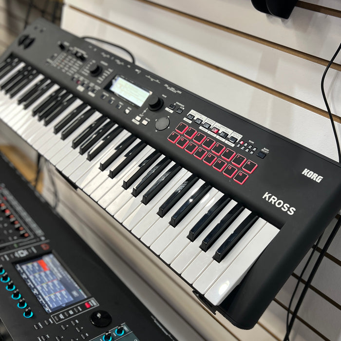 USED Korg Kross 61-Key Music Workstation