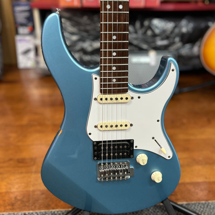 USED Yamaha Pacifica 512 Electric Guitar, Blue